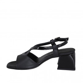 Woman's sandal in black... 2