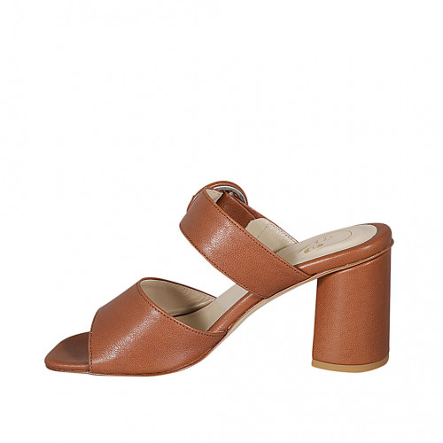 Woman's mules in tan brown leather with buckle heel 7