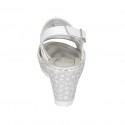 Sandale pour femmes avec plateforme en cuir blanc et tissu lamé talon compensé 7 - Pointures disponibles:  31, 43, 45