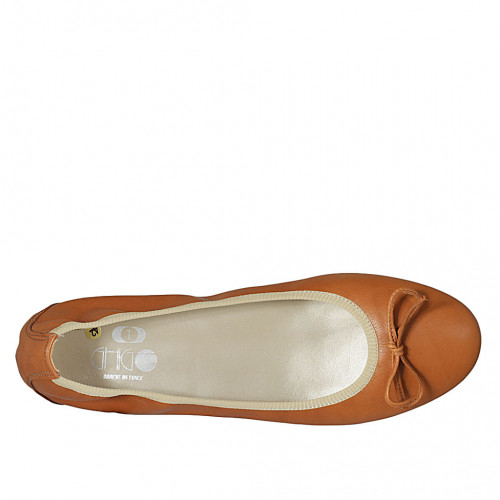 Ballerine pour femmes en cuir cognac avec noeud talon