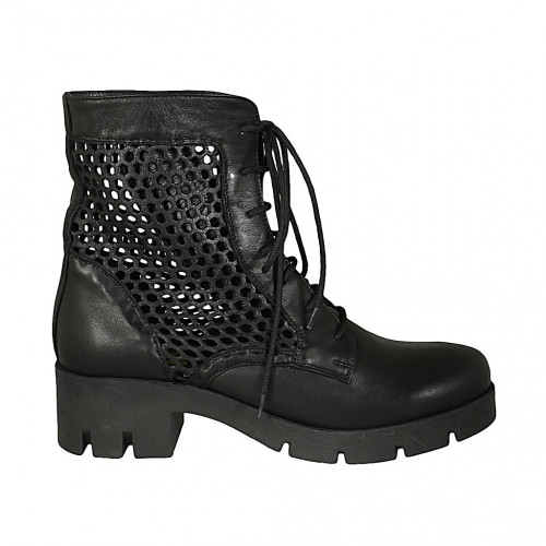 Woman's laced ankle boot in black...