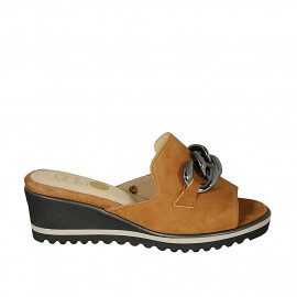 Mule pour femmes avec chaîne en daim cognac talon compensé 5 - Pointures disponibles: 42, 43, 44