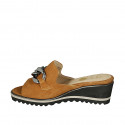 Mule pour femmes avec chaîne en daim cognac talon compensé 5 - Pointures disponibles:  42, 43, 44
