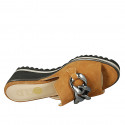 Mule pour femmes avec chaîne en daim cognac talon compensé 5 - Pointures disponibles:  42, 43, 44