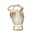 Zapato abierto para mujer con cinturon cruzado en piel blanca y laminada platino tacon 4 - Tallas disponibles:  42, 43, 44, 45
