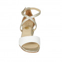 Chaussure ouverte pour femmes avec courroie croisée en cuir blanc et lamé platine talon 4 - Pointures disponibles:  42, 43, 44, 45
