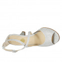 Chaussure ouverte pour femmes en tissu lamé argent avec courroie croisé talon 8 - Pointures disponibles:  46