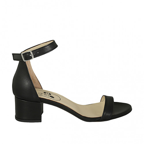 Chaussure ouverte pour femmes en cuir noir avec courroie à la cheville talon 5 - Pointures disponibles:  44, 45