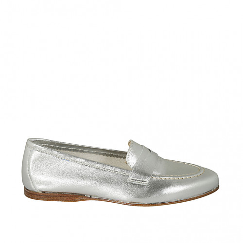 Woman's mocassin in silver laminated...