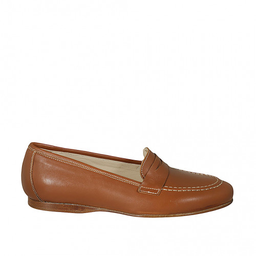 Woman's loafer in tan brown leather...