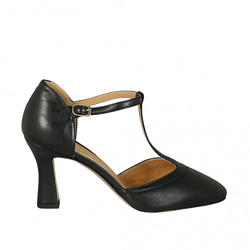 Woman's T-strap open shoe in black...