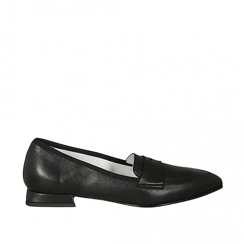 Woman's pointy loafer in black...