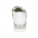 Mocasín para mujer con accesorio en piel perforada blanca cuña 4 - Tallas disponibles:  42, 45