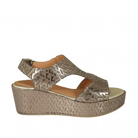 Sandalo da donna con velcro in tessuto stampato laminato taupe zeppa 6 - Misure disponibili: 42, 43, 44