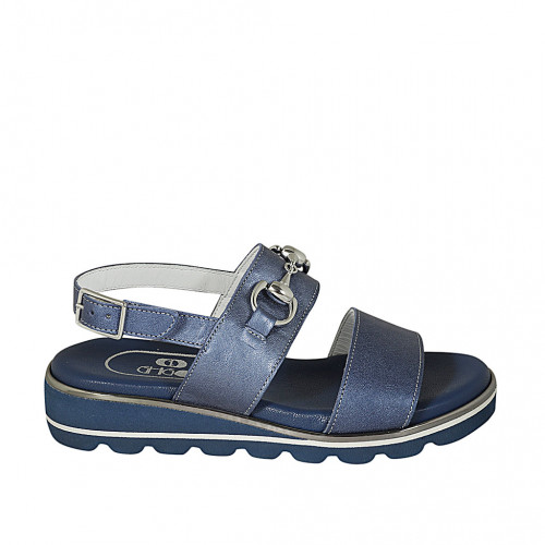 Woman's sandal with accessory in blue...