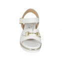 Sandale pour femmes en cuir blanc avec courroie et accessoire talon compensé 3 - Pointures disponibles:  42, 43, 44