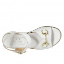 Sandalia para mujer en piel blanca con cinturon y accesorio cuña 3 - Tallas disponibles:  42, 43, 44