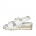 Sandale pour femmes avec accessoire en cuir blanc talon compensé 4 - Pointures disponibles:  42, 43, 44, 45