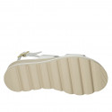 Sandale pour femmes avec accessoire en cuir blanc talon compensé 4 - Pointures disponibles:  42, 43, 44, 45