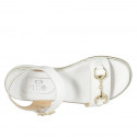 Sandalo da donna in pelle bianca con cinturino e accessorio zeppa 3 - Misure disponibili: 32, 42