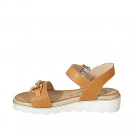 Sandalia para mujer con cinturon y accesorio en piel cognac cuña 3 - Tallas disponibles:  42 2