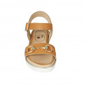 Sandale pour femmes avec courroie et accessoire en cuir cognac talon compensé 3 - Pointures disponibles:  42