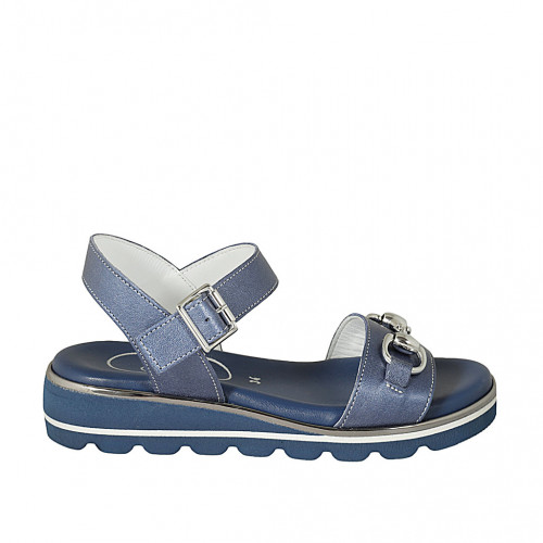 Sandale pour femmes avec accessoire et courroie en cuir lamé bleu talon compensé 3 - Pointures disponibles:  42