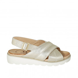 Sandalia para mujer en piel laminada platino con bandas cruzadas cuña 3 - Tallas disponibles: 42