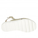 Sandale pour femmes en cuir lamé platine avec bandes croisés talon compensé 3 - Pointures disponibles:  42, 43, 46