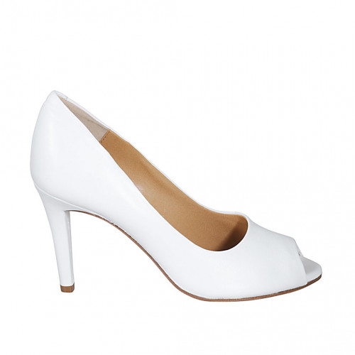 Woman's open shoe in white leather...