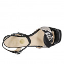 Sandalia para mujer con cinturon en charol negro y piel imprimida blanca y negra tacon 8 - Tallas disponibles:  32, 42, 45