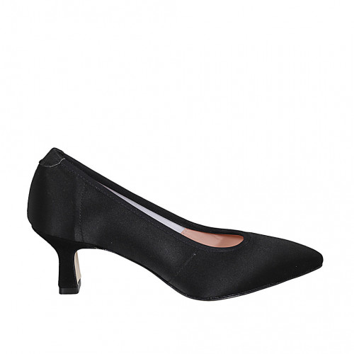Woman's pointy pump in black satin...