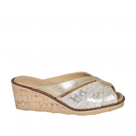 Mule pour femmes en daim imprimé beige et cuir lamé platine talon compensé 6 - Pointures disponibles: 42