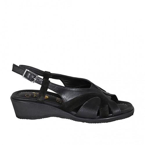 Woman's sandal in black leather and...