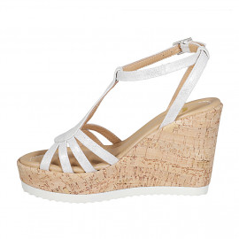 Sandalo da donna con cinturino e plateau in pelle laminata argento zeppa 10 - Misure disponibili: 42, 43 2