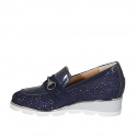 Mocassin pour femmes avec accessoire et semelle amovible en daim perforé et cuir verni bleu talon compensé 4 - Pointures disponibles:  31