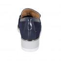 Mocasín para mujer con accesorio y plantilla extraible en gamuza perforada y charol azul cuña 4 - Tallas disponibles:  31, 42, 44