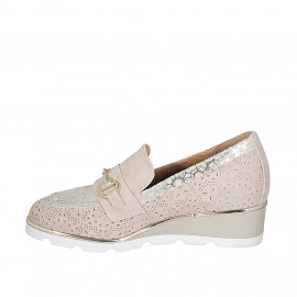 Mocassino da donna con accessorio e plantare estraibile in camoscio forato beige e stampato platino zeppa 4 - Misure disponibili: 31, 44 2
