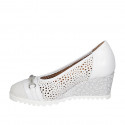Zapato de salon para mujer en gamuza perforada y piel blanca con accesorio y plantilla extraible cuña 6 - Tallas disponibles:  31, 42