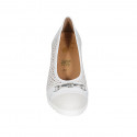 Zapato de salon para mujer en gamuza perforada y piel blanca con accesorio y plantilla extraible cuña 6 - Tallas disponibles:  31, 42