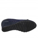 Zapato de salon para mujer en gamuza perforada y piel azul con accesorio y plantilla extraible cuña 6 - Tallas disponibles:  34, 45