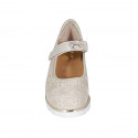 Decolté da donna con cinturino, plantare estraibile e velcro in camoscio forato beige e stampato platino zeppa 4 - Misure disponibili: 44