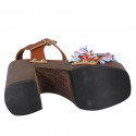Sandalo da donna con cinturino, plateau, frange e borchie in pelle color cuoio e rafia multicolore tacco 12 - Misure disponibili: 42, 45