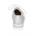 Zapato para mujer con cordones en piel perforada blanca y piel laminada plateada cuña 4 - Tallas disponibles:  42, 43