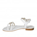 Sandalia con cinturon para mujer en piel blanca y piel laminada platino tacon 2 - Tallas disponibles:  42, 44