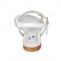 Sandalia con cinturon para mujer en piel blanca y piel laminada platino tacon 2 - Tallas disponibles:  42, 44