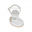 Sandalia con cinturon para mujer en piel blanca y piel laminada platino tacon 2 - Tallas disponibles:  42, 43, 44, 45