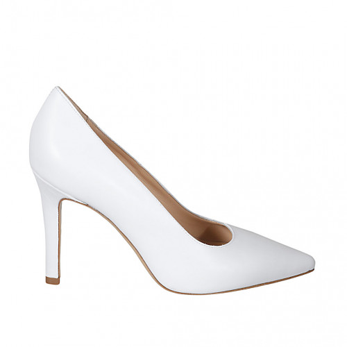 ﻿Woman's pointy pump shoe in white...