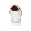 Mocasín para mujer con accesorio y elasticos en piel y piel perforada blanco nata tacon 3 - Tallas disponibles:  44, 45