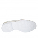 Mocasín para mujer con accesorio y elasticos en piel y piel perforada blanco nata tacon 3 - Tallas disponibles:  44, 45